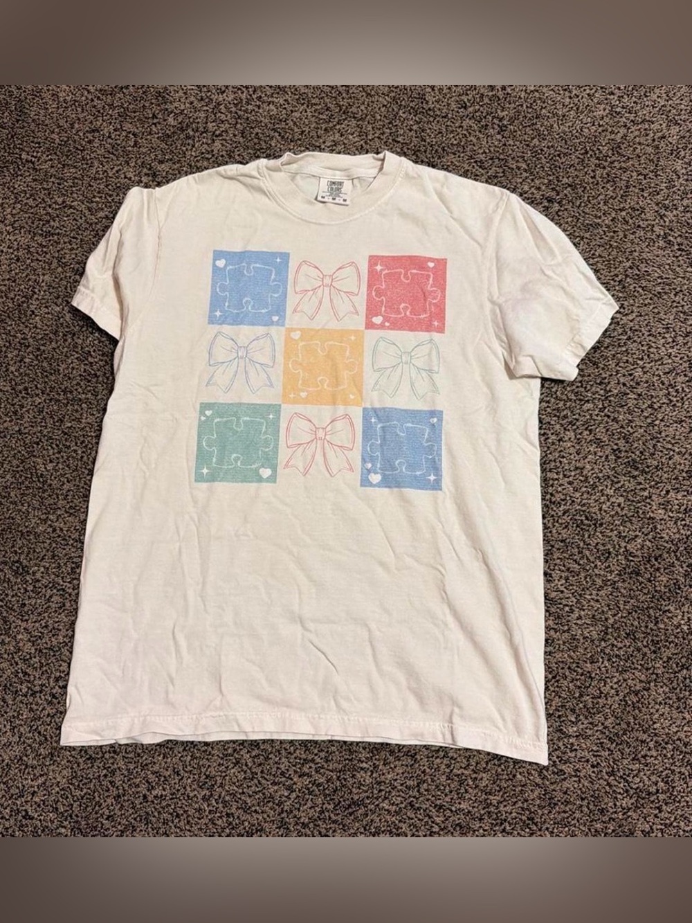 Puzzle and bow tee